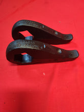 Load image into Gallery viewer, 2020-2025 Silverado GMC Sierra 2500 3500 Front Torsion Adjuster Key 84634344 OEM

